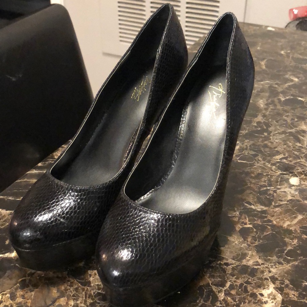 Thalia Sodi Black Skinny Heel Pumps